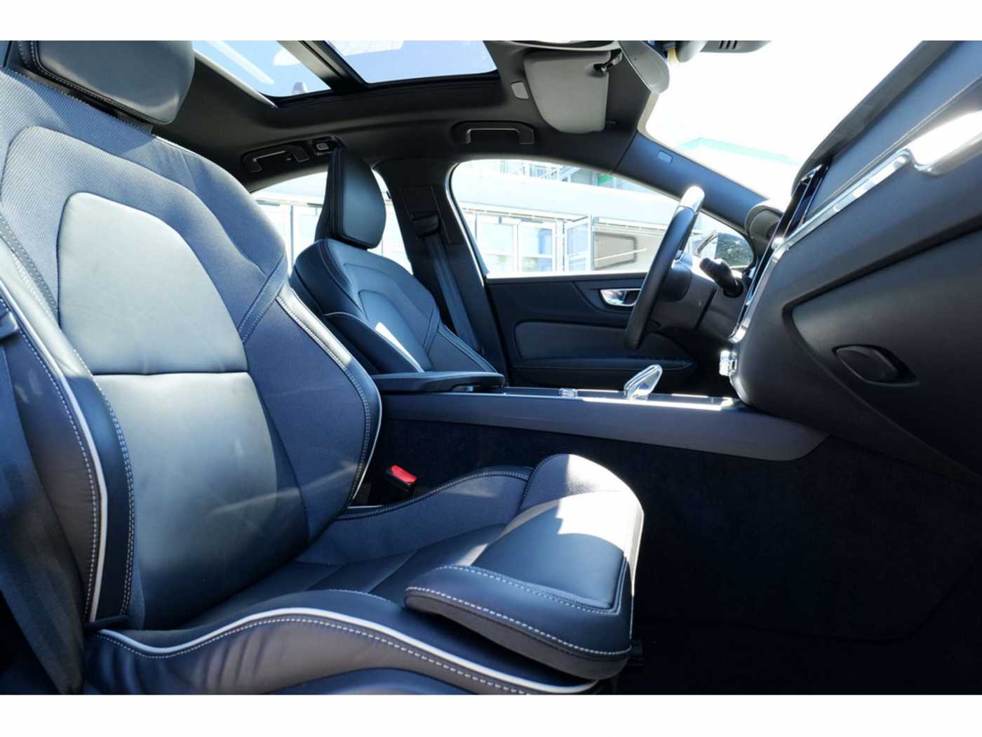 Volvo  Lim. B5 Ultimate Dark AWD LED PANO 360°