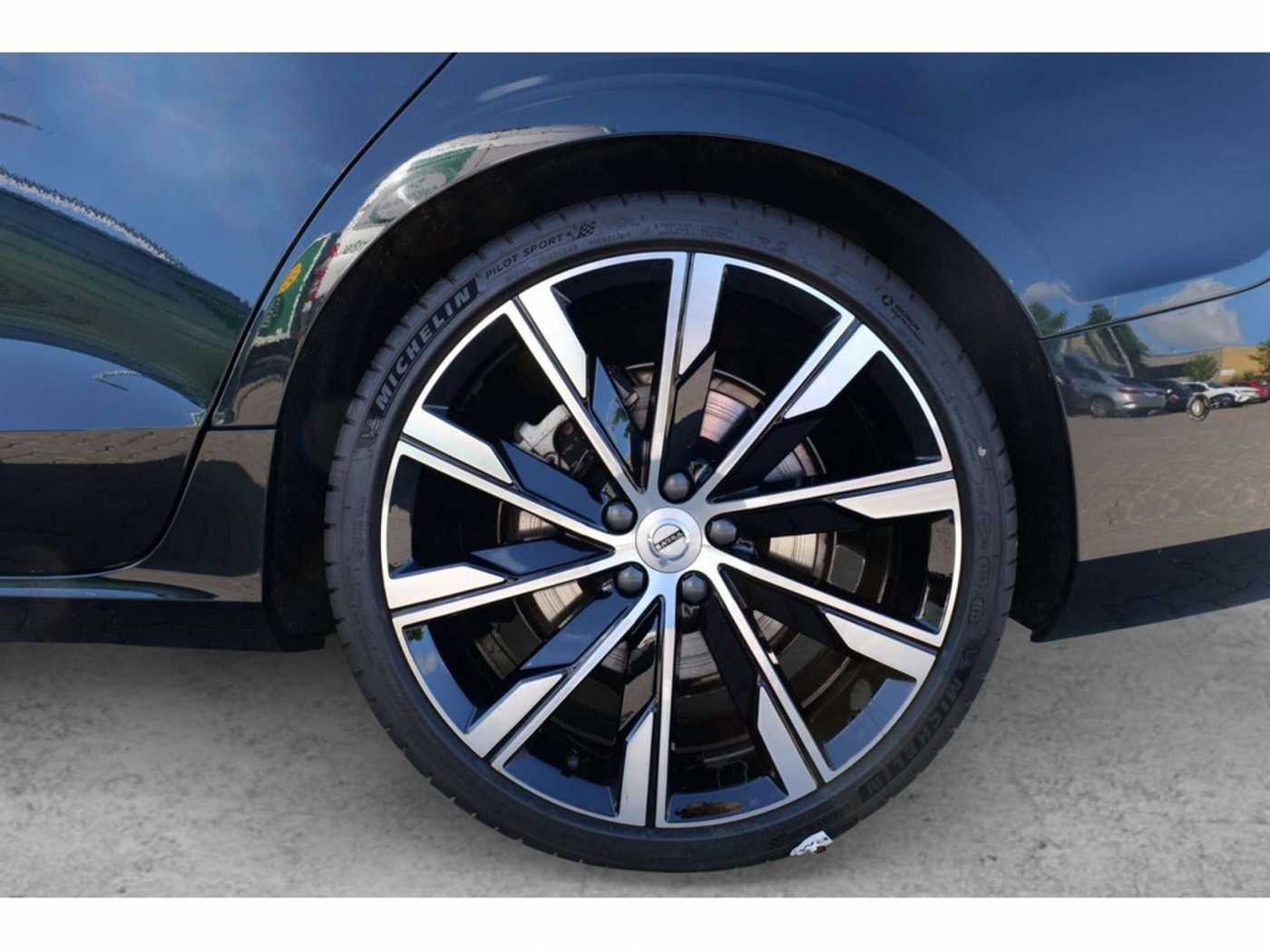 Volvo  Lim. B5 Ultimate Dark AWD LED PANO 360°