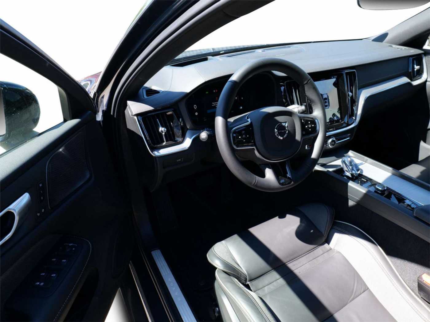 Volvo  Lim. B5 Ultimate Dark AWD LED PANO 360°