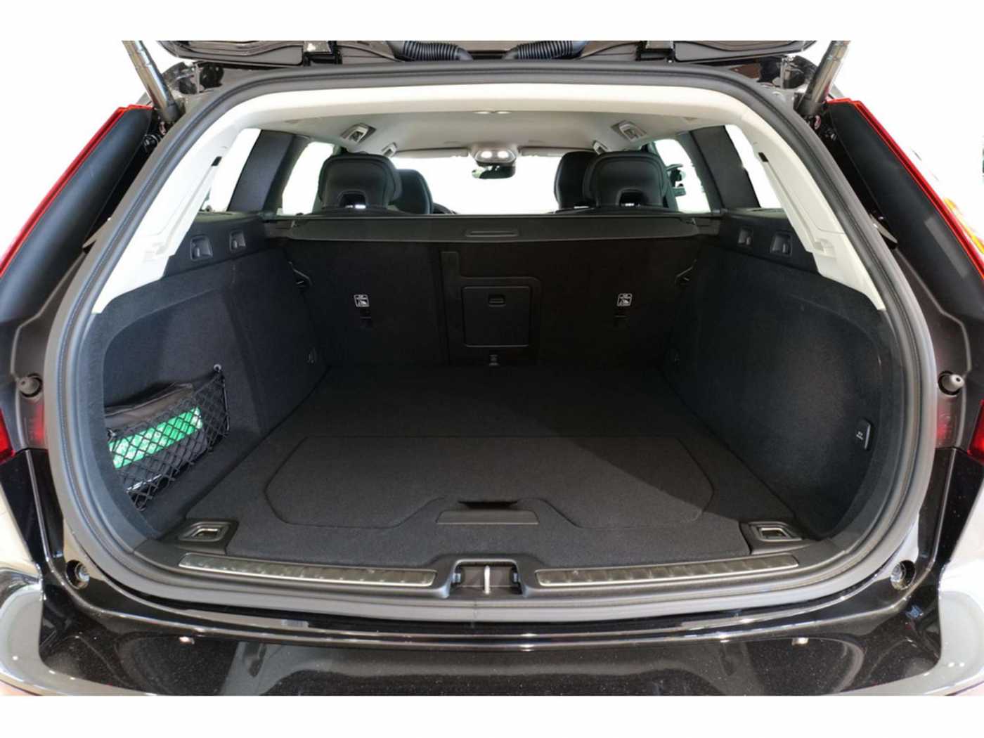 Volvo  Kombi T6 Core Recharge AWD STANDHZ LED