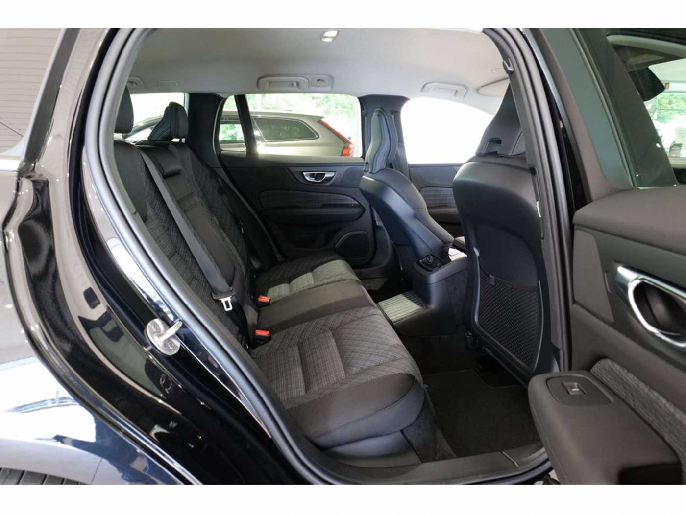 Volvo  Kombi T6 Core Recharge AWD STANDHZ LED