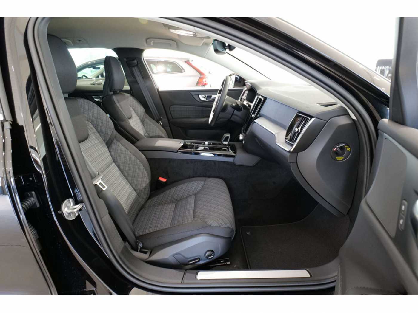 Volvo  Kombi T6 Core Recharge AWD STANDHZ LED