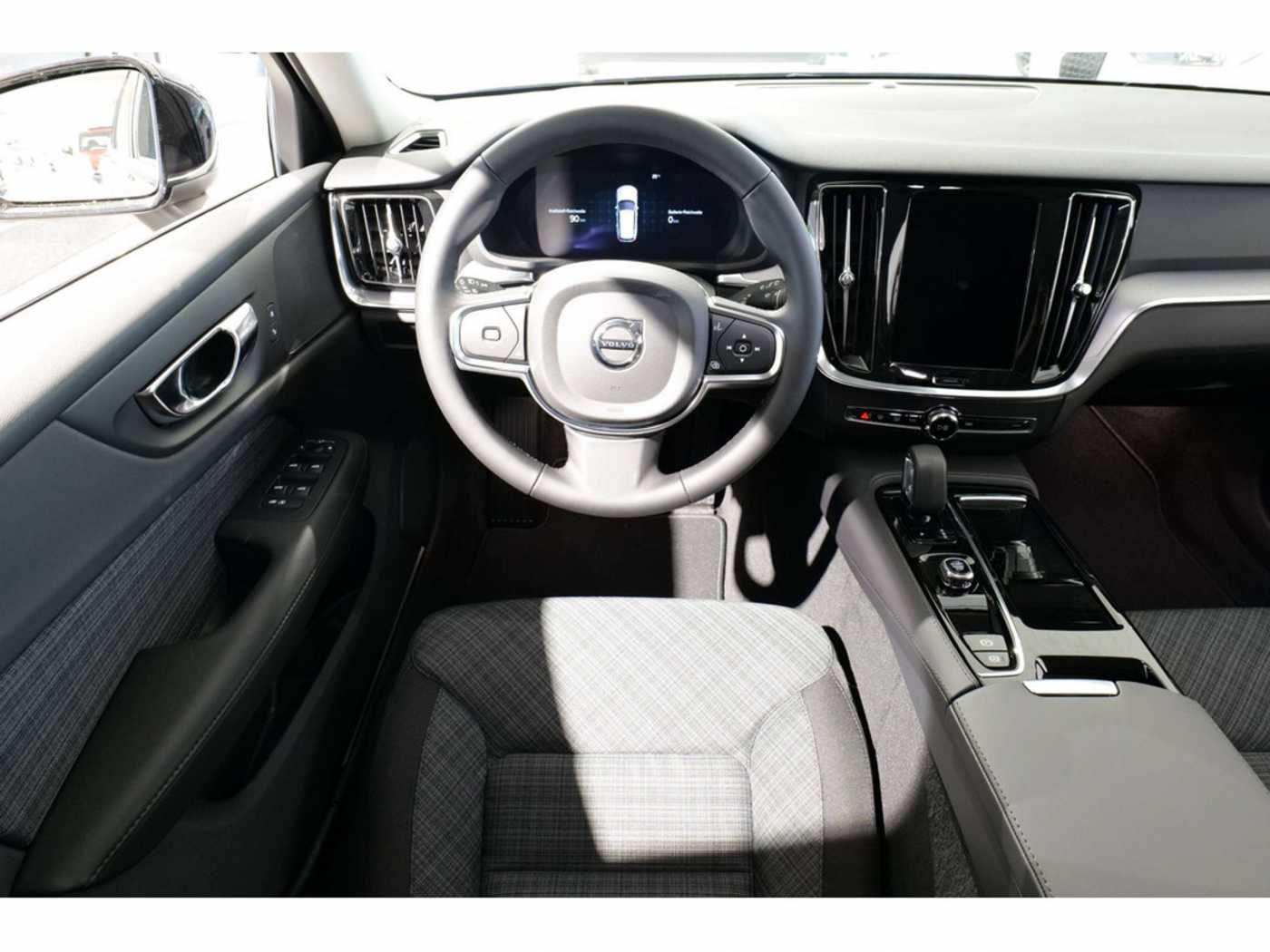 Volvo  Kombi T6 Core Recharge AWD STANDHZ LED