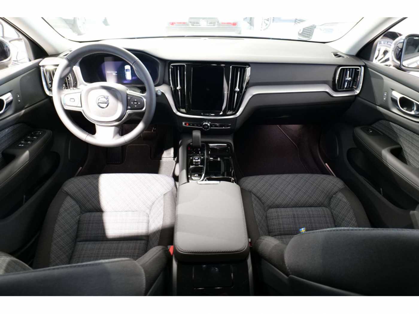 Volvo  Kombi T6 Core Recharge AWD STANDHZ LED
