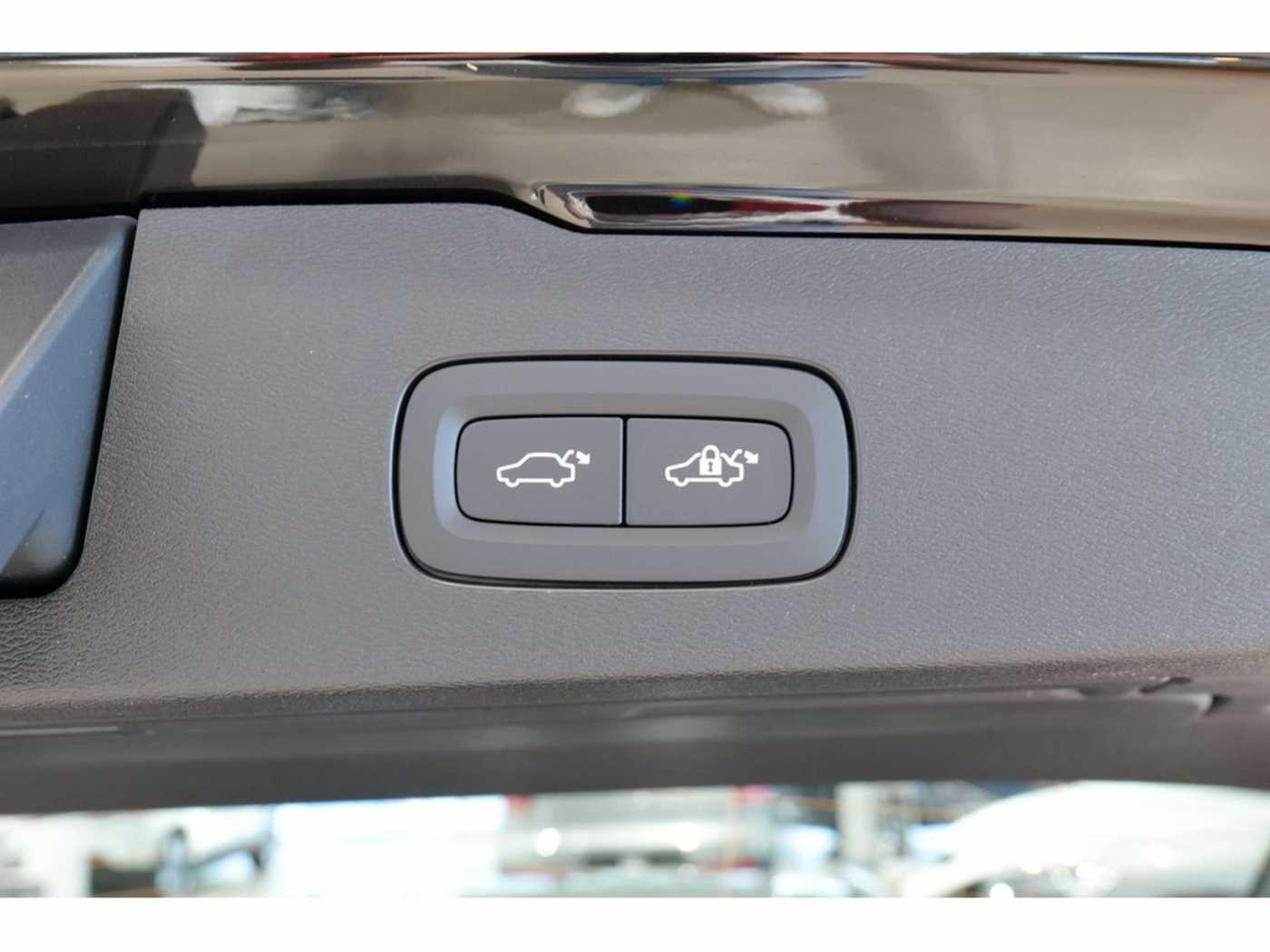 Volvo  Kombi T6 Core Recharge AWD STANDHZ LED
