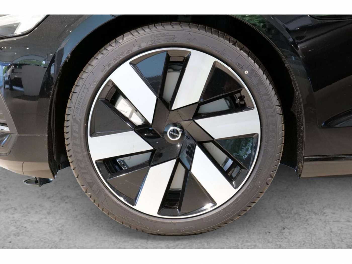 Volvo  Kombi T6 Core Recharge AWD STANDHZ LED
