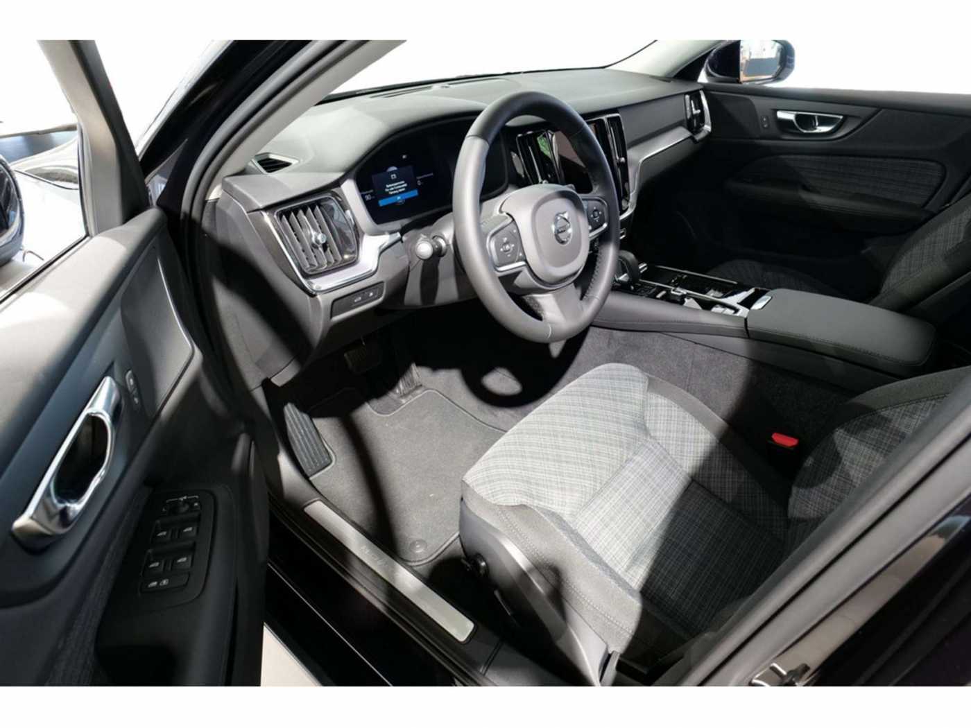 Volvo  Kombi T6 Core Recharge AWD STANDHZ LED