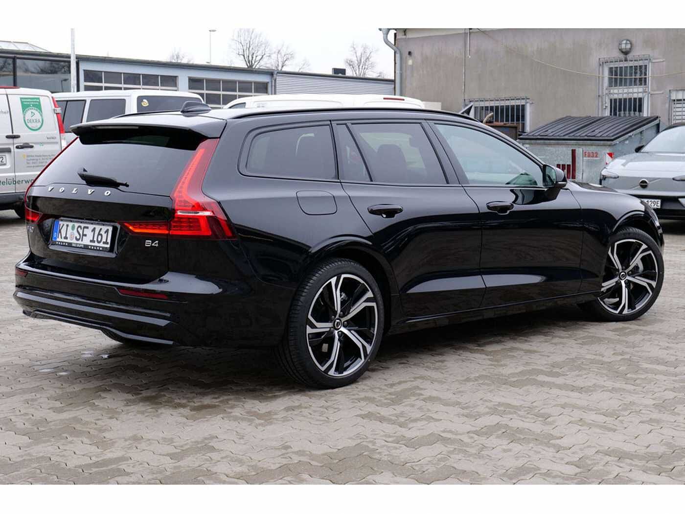 Volvo  B4 Automatik Plus Dark AHK ACC STANDHZ