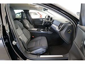 Volvo  Kombi T6 Core Recharge AWD STANDHZ LED