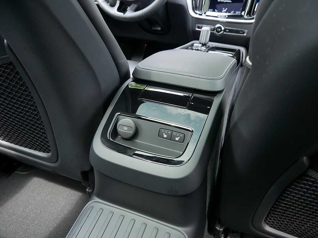 Volvo  T6 AWD Recharge R Design