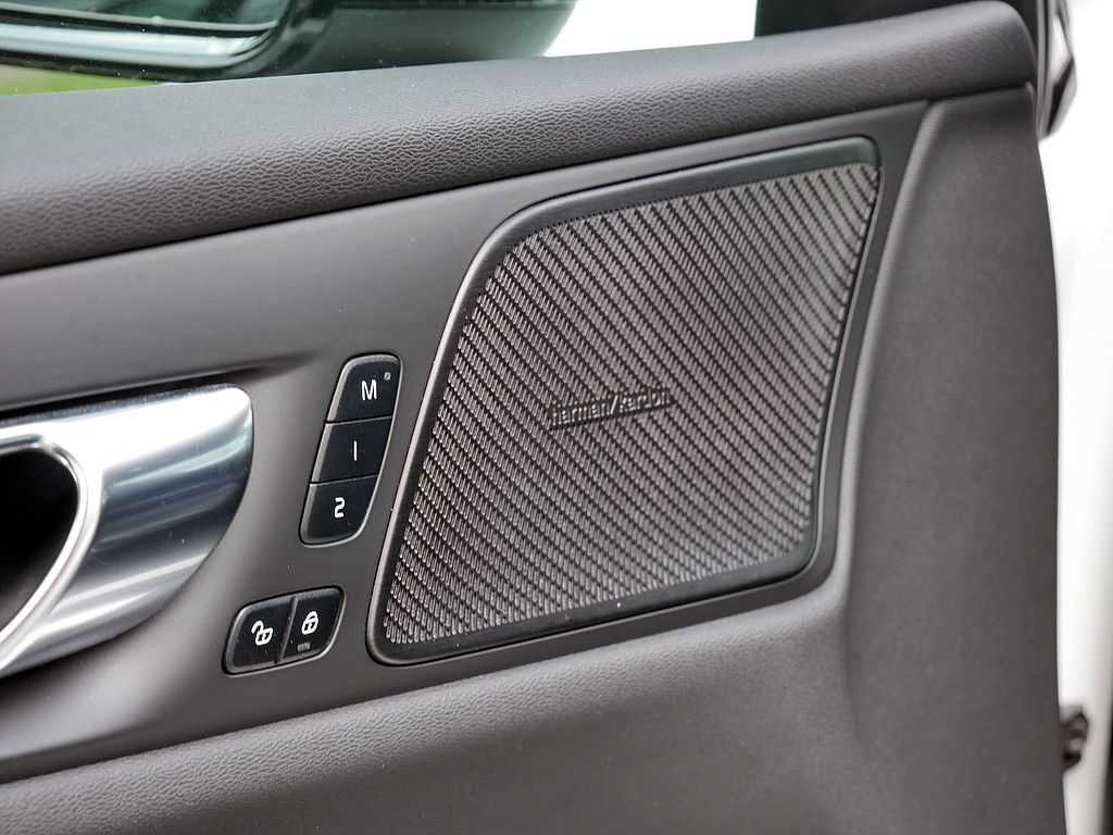 Volvo  T6 AWD Recharge R Design