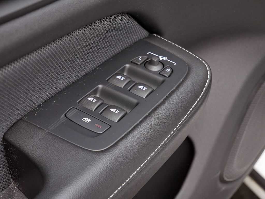 Volvo  T6 AWD Recharge R Design