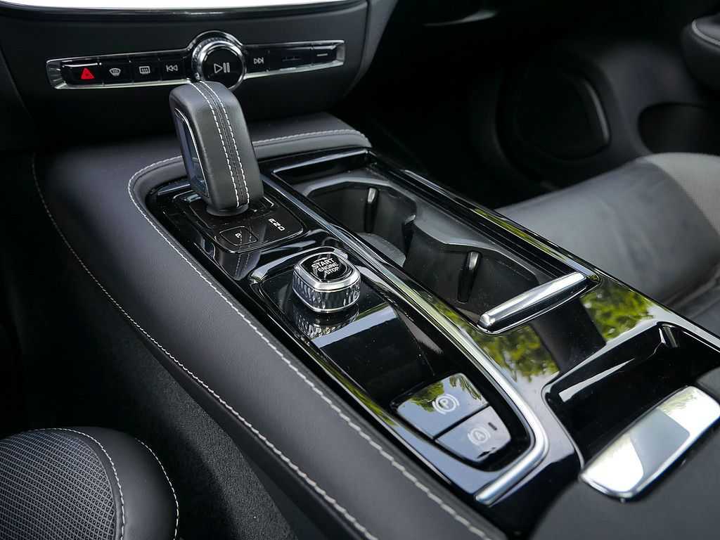 Volvo  T6 AWD Recharge R Design