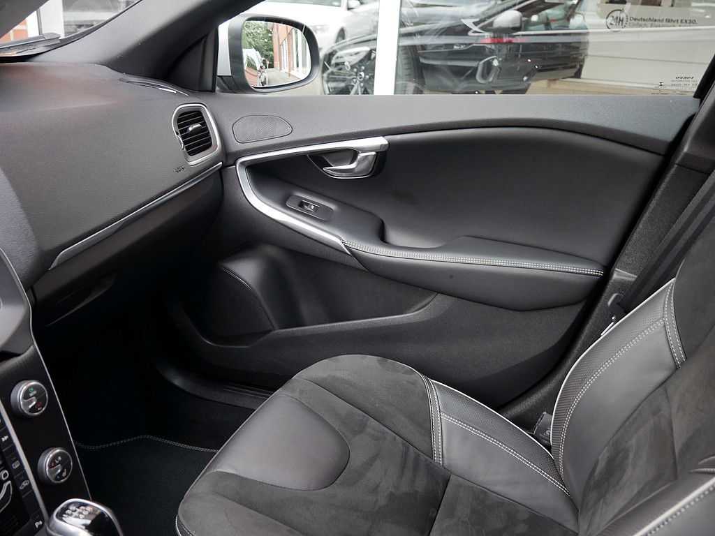 Volvo  D2 R-Design