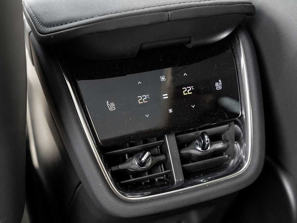 Volvo  Twin Engine Ultra HUD PANO 360° 7-SITZER
