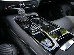 Volvo  T6 AWD Recharge R Design