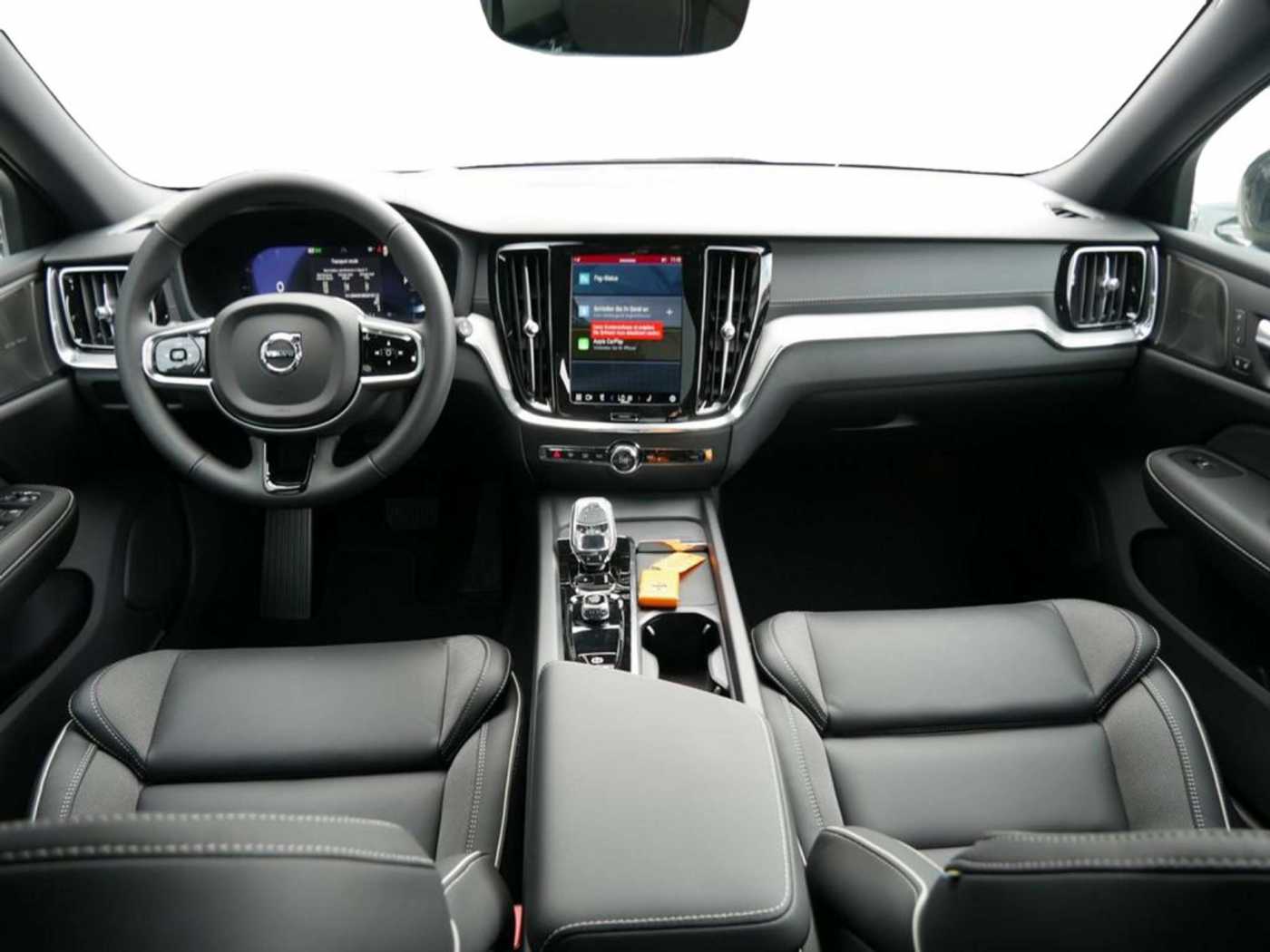 Volvo  B4 Ultimate Dark HGSD ACC HUD STANDHZ LED