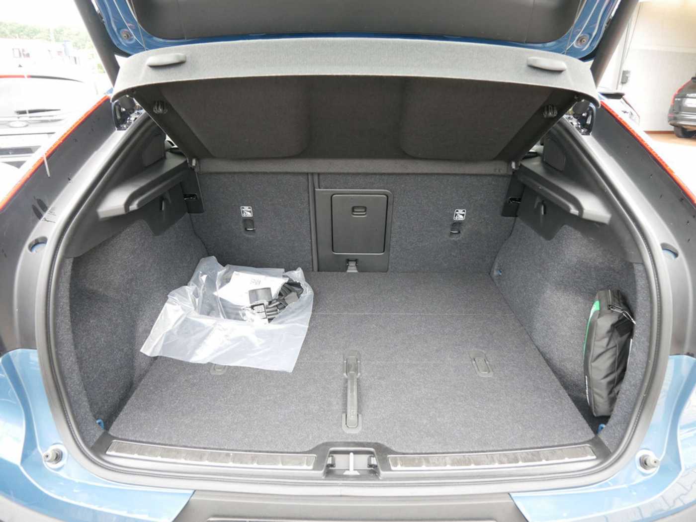 Volvo  Plus Recharge Pure Electric AWD LED PANO