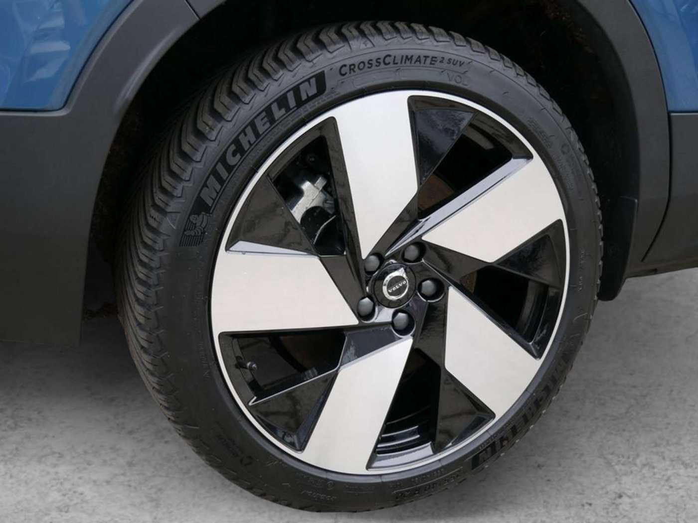 Volvo  Plus Recharge Pure Electric AWD LED PANO