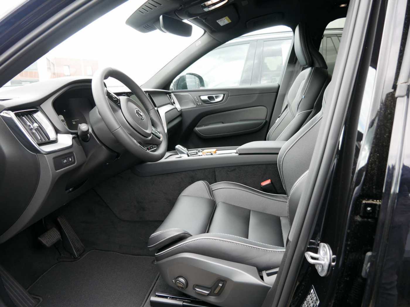 Volvo  T6 AWD Plus Dark H/K HGSD STANDHZ LED
