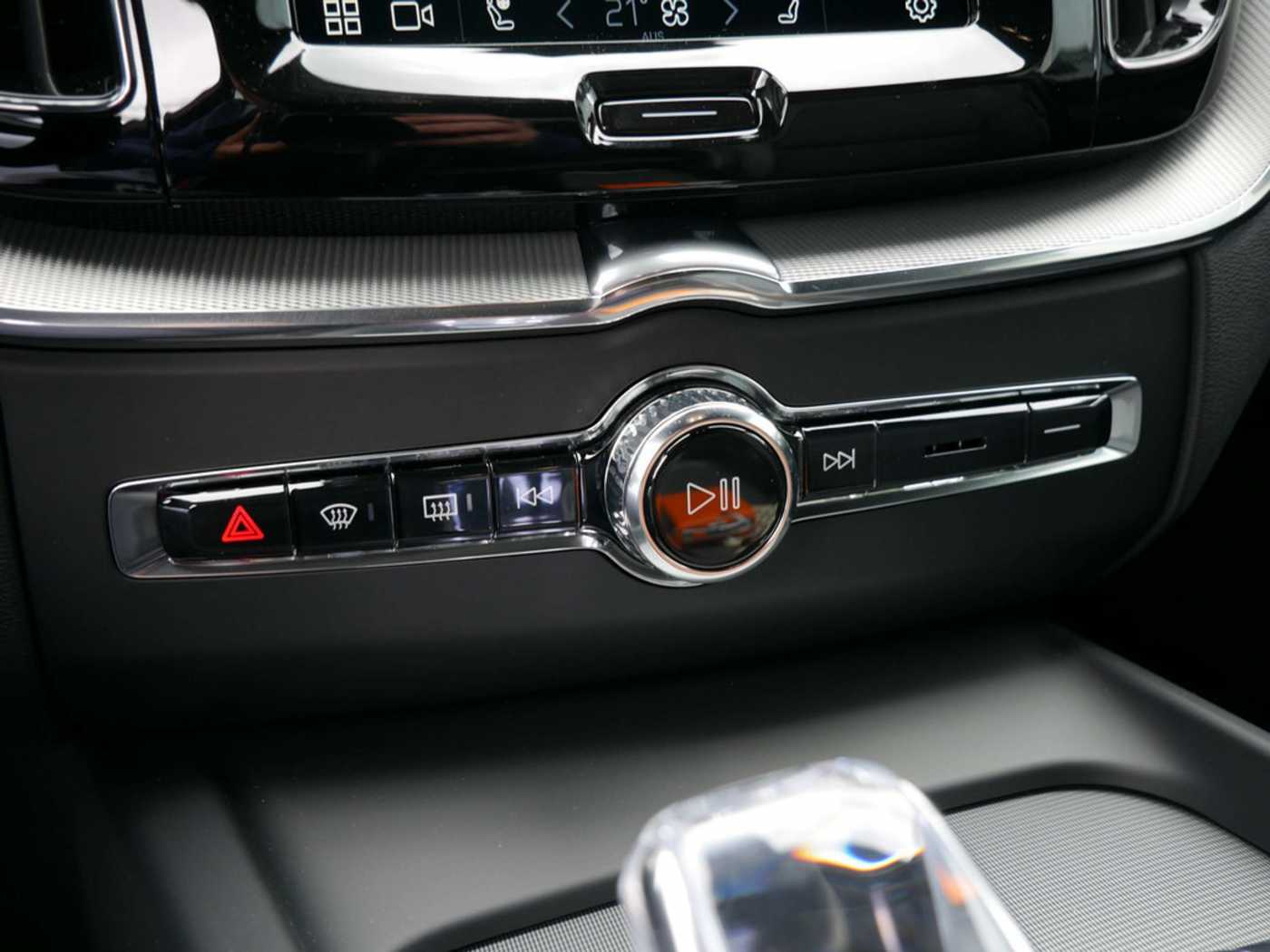 Volvo  T6 AWD Plus Dark H/K HGSD STANDHZ LED
