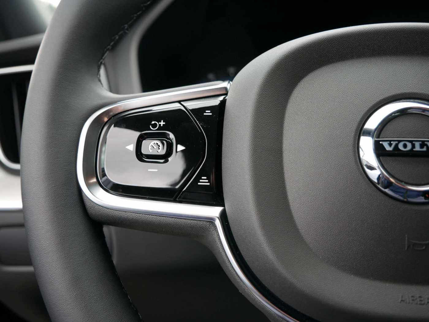 Volvo  T6 AWD Plus Dark H/K HGSD STANDHZ LED