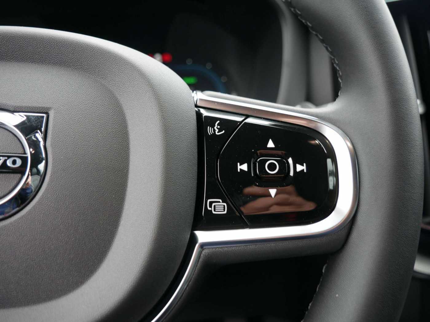 Volvo  T6 AWD Plus Dark H/K HGSD STANDHZ LED
