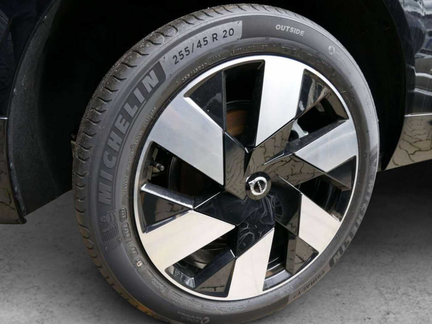 Volvo  T6 AWD Plus Dark H/K HGSD STANDHZ LED