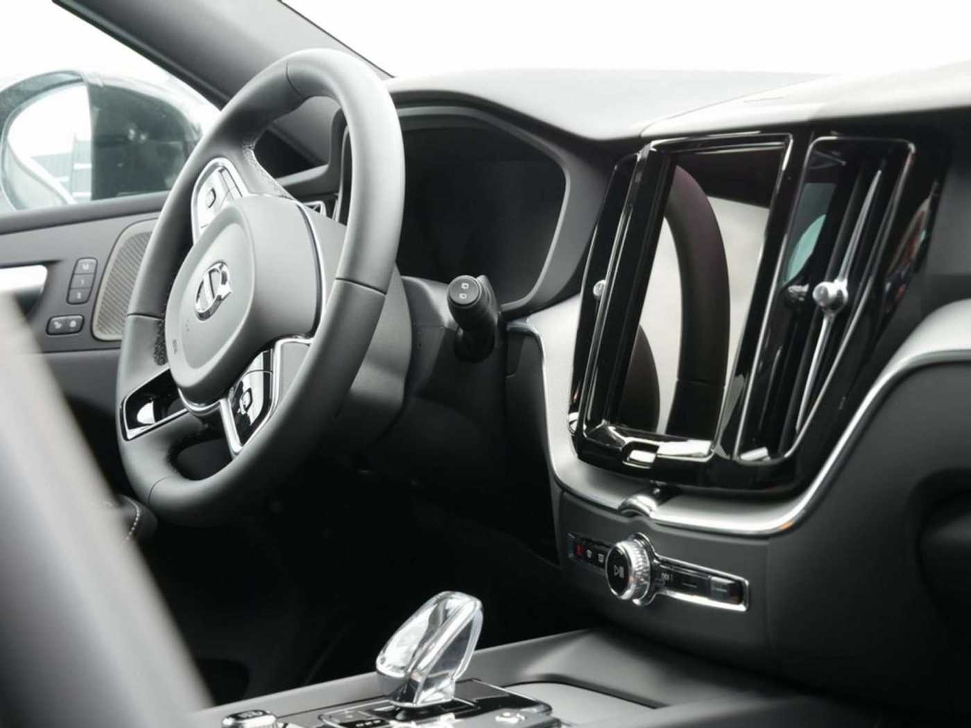 Volvo  T6 AWD Plus Dark H/K HGSD STANDHZ LED