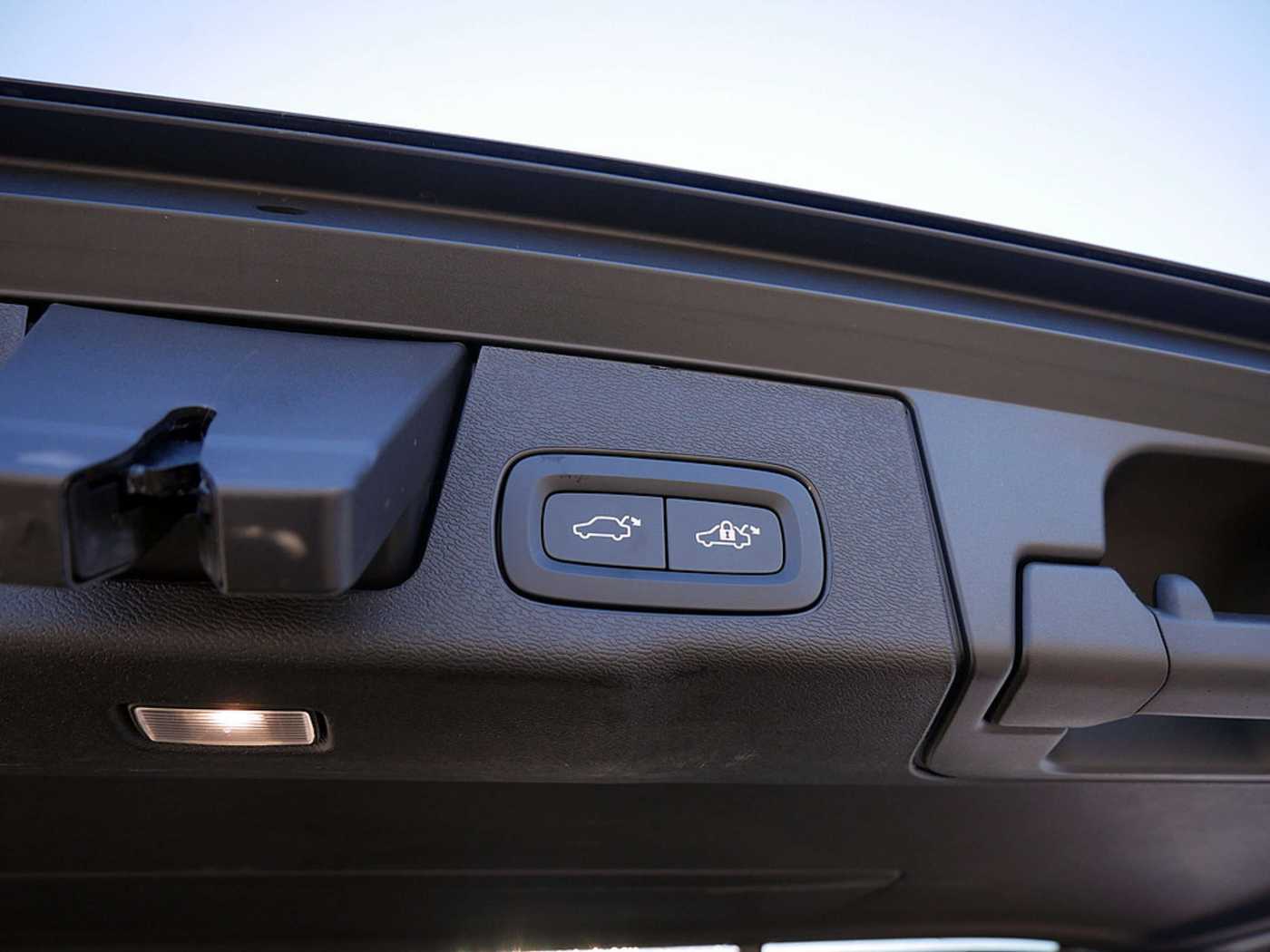 Volvo  T8 Ultra Dark Recharge Plug-In Hybrid AWD
