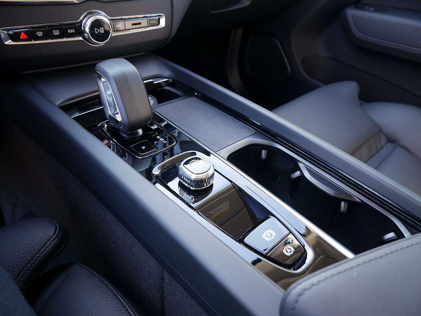 Volvo  T8 Ultra Dark Recharge Plug-In Hybrid AWD