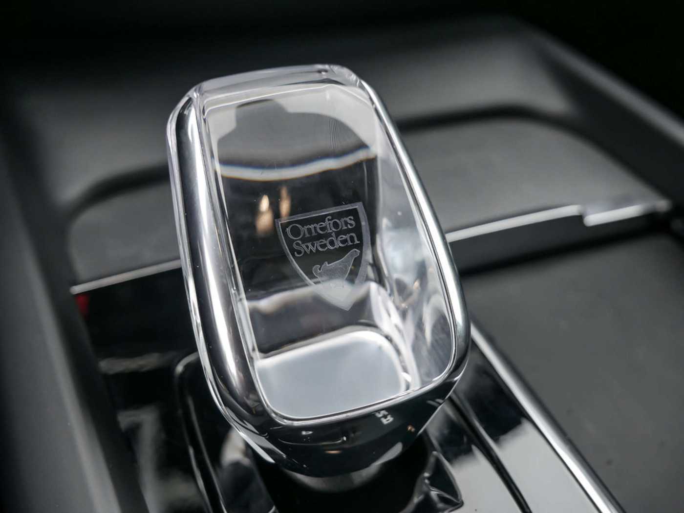 Volvo  T8 Ultra Dark Recharge Plug-In Hybrid AWD
