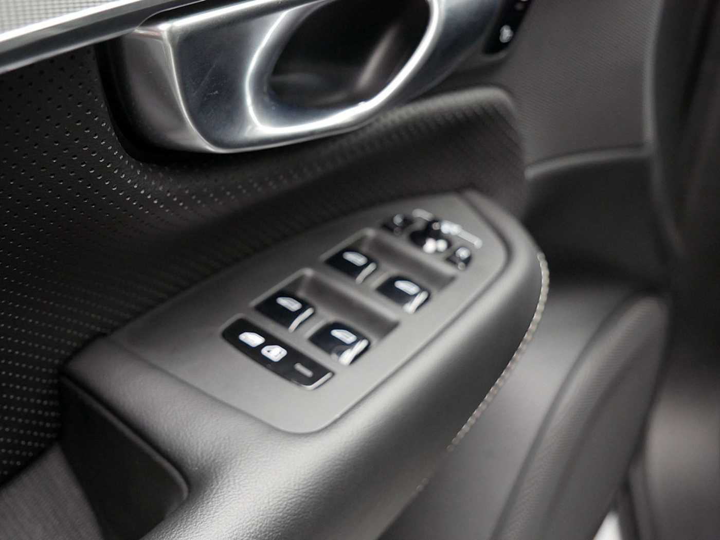 Volvo  2.0 Plus Bright Recharge Plug-In Hybrid AWD