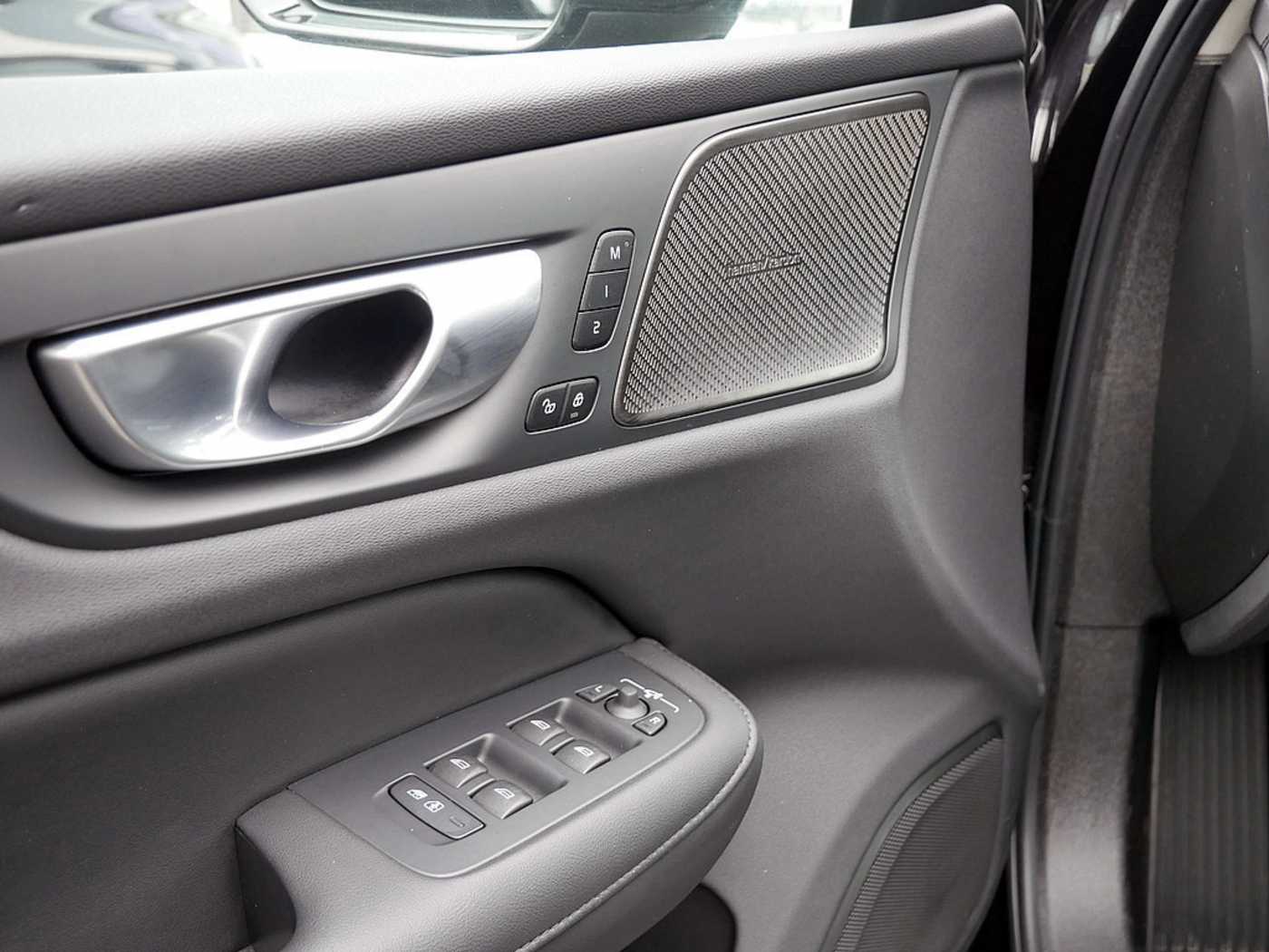 Volvo  T8 AWD Ultimate Dark AWD LED PANO 360°