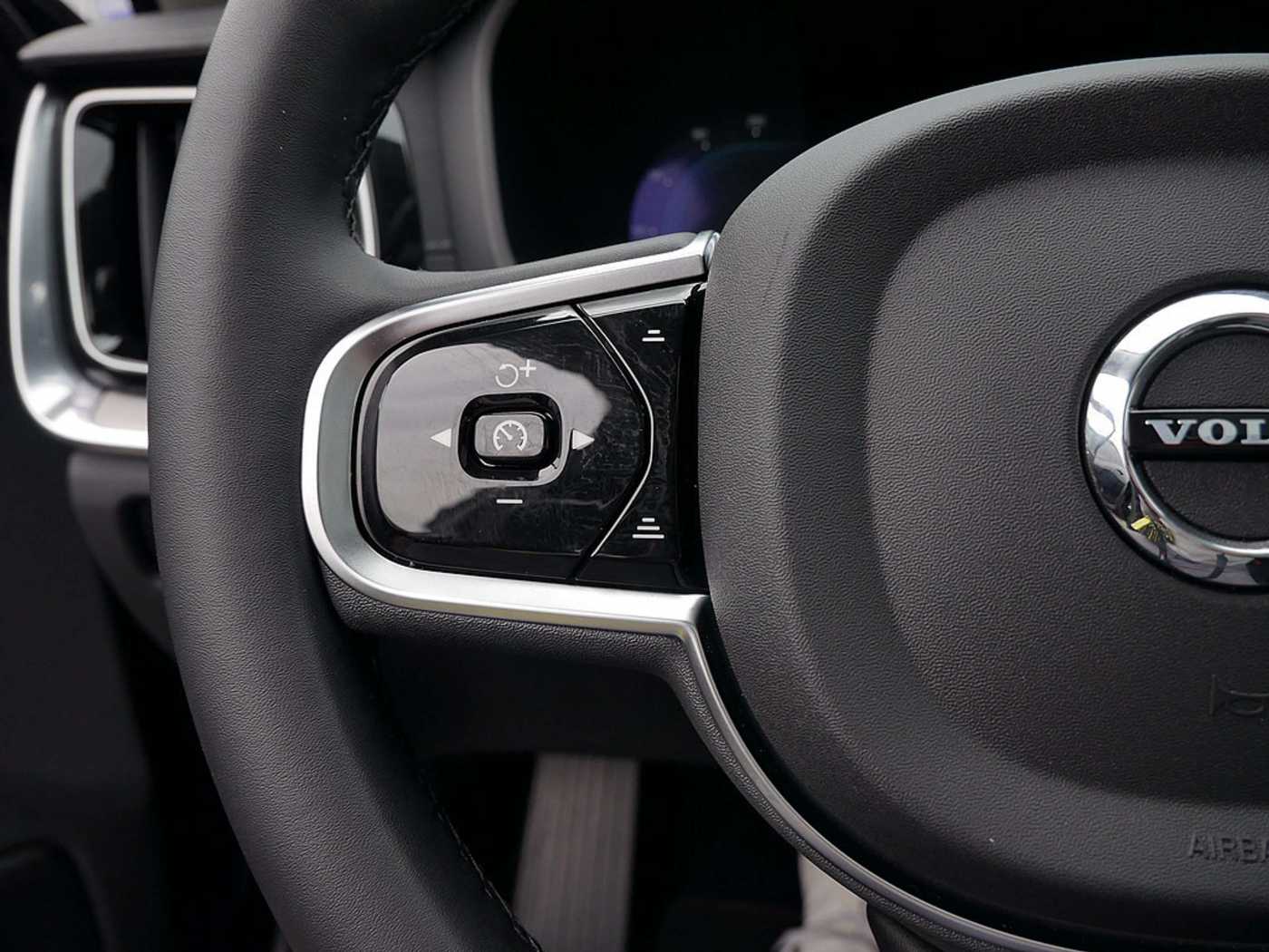 Volvo  T8 AWD Ultimate Dark AWD LED PANO 360°