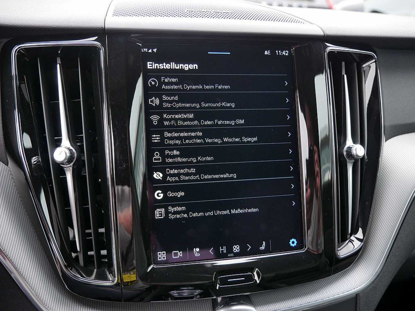 Volvo  T8 Plus Dark Recharge Plug-In Hybrid AWD