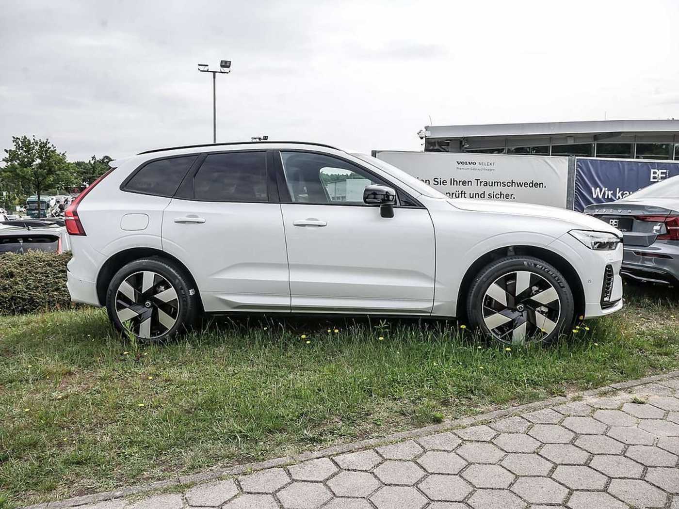 Volvo  T8 Ultra Dark Recharge Plug-In Hybrid AWD