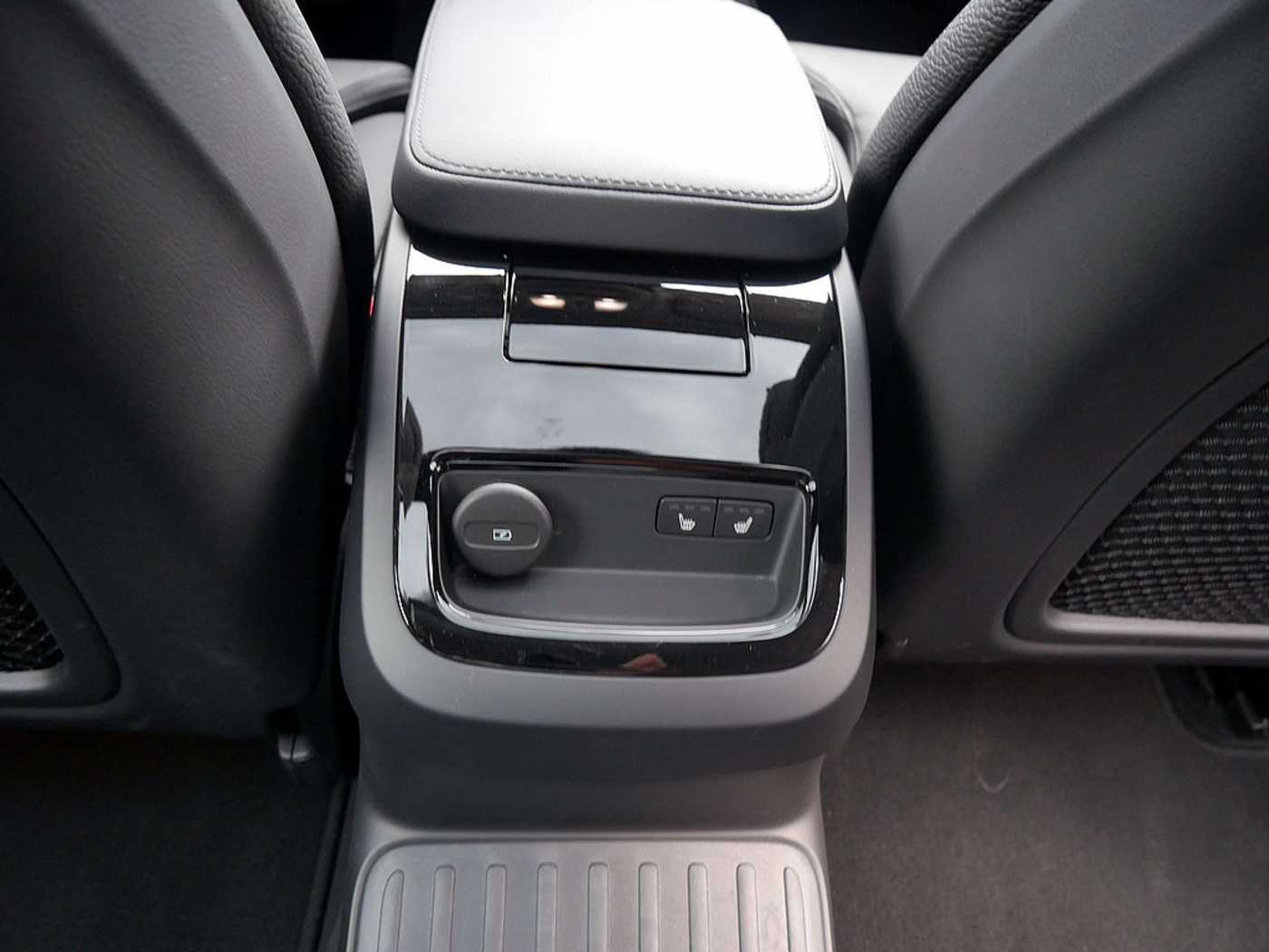 Volvo  T8 Twin Engine AWD Ultimate Dark Plug-InE6