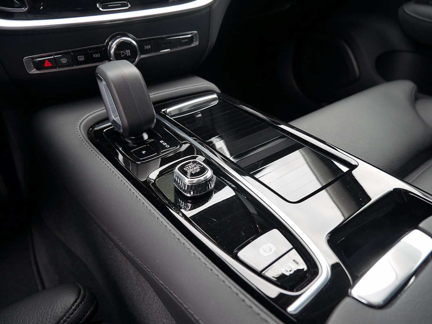 Volvo  T8 Twin Engine AWD Ultimate Dark Plug-InE6