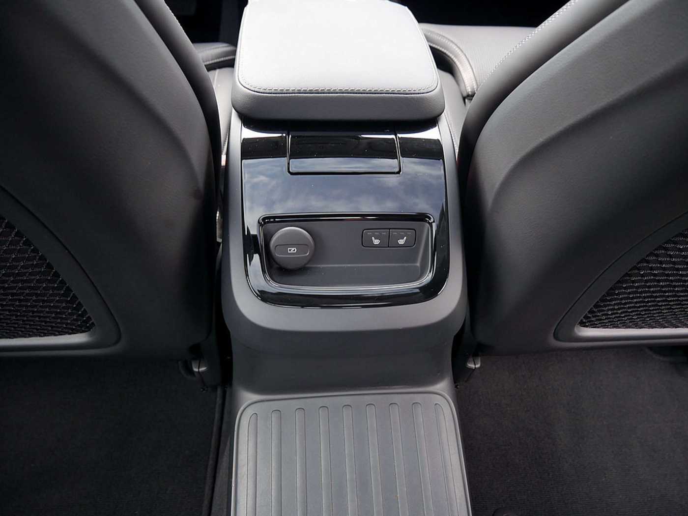 Volvo  T8 Twin Engine AWD Ultimate Dark Plug-InE6