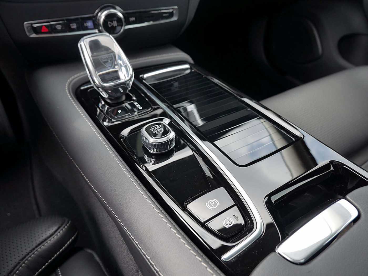 Volvo  T8 Twin Engine AWD Ultimate Dark Plug-InE6