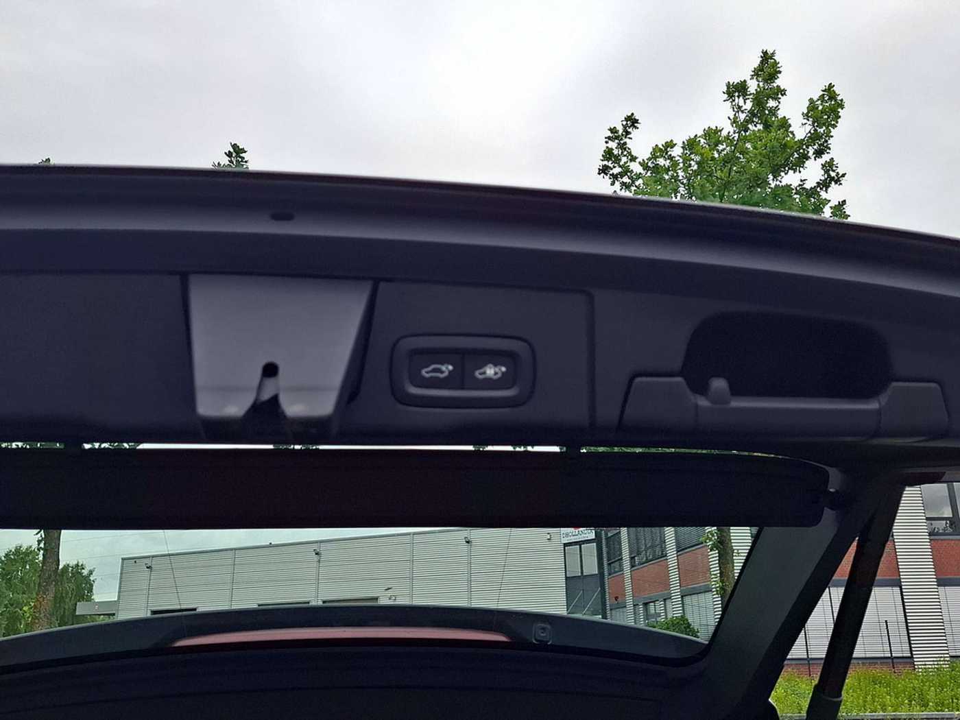 Volvo  B4 Momentum Pro SHZ FACEL. STANDHZ LED