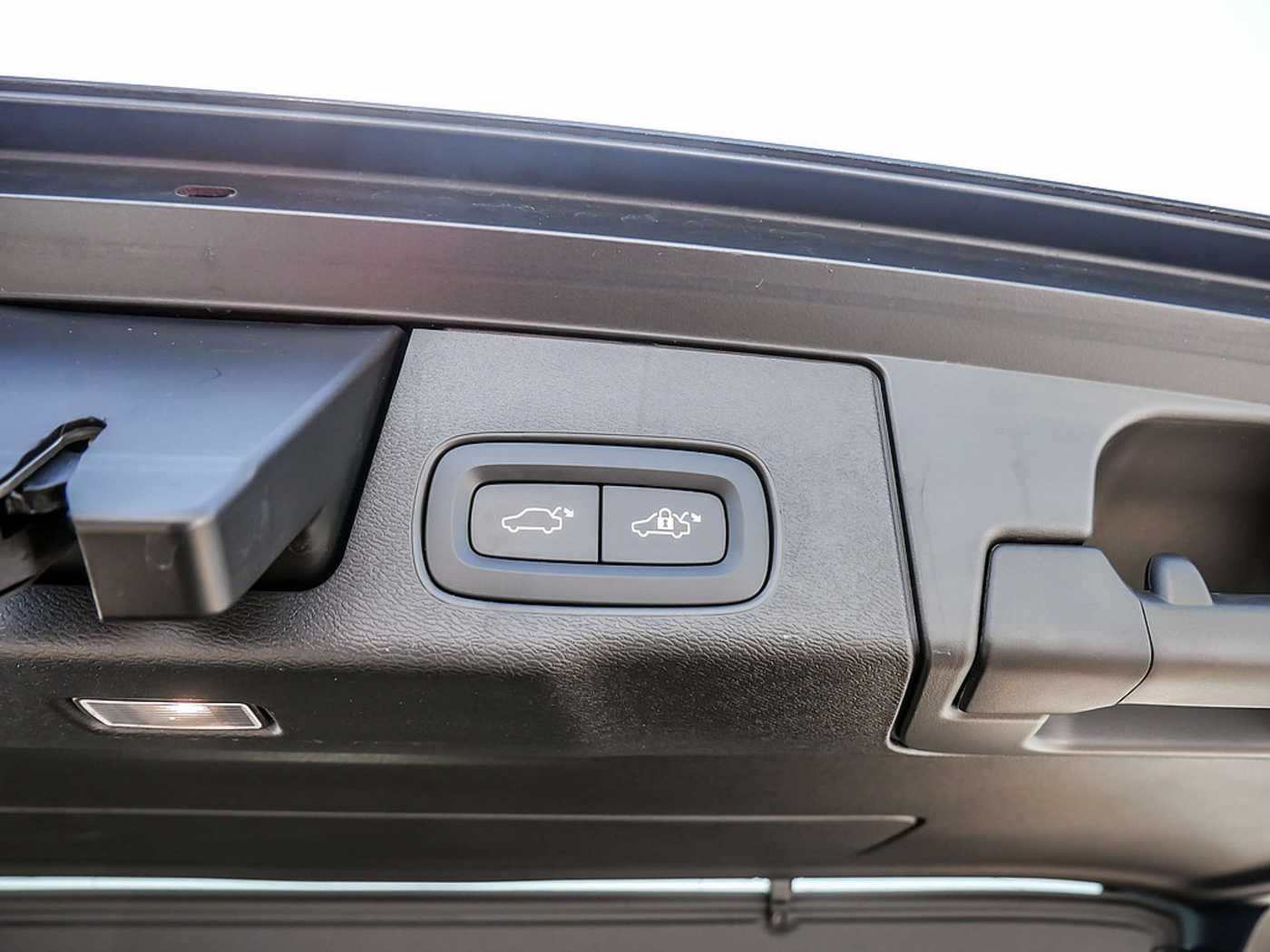 Volvo  B4 R-Design PDC SHZ FACEL. STANDHZ LED