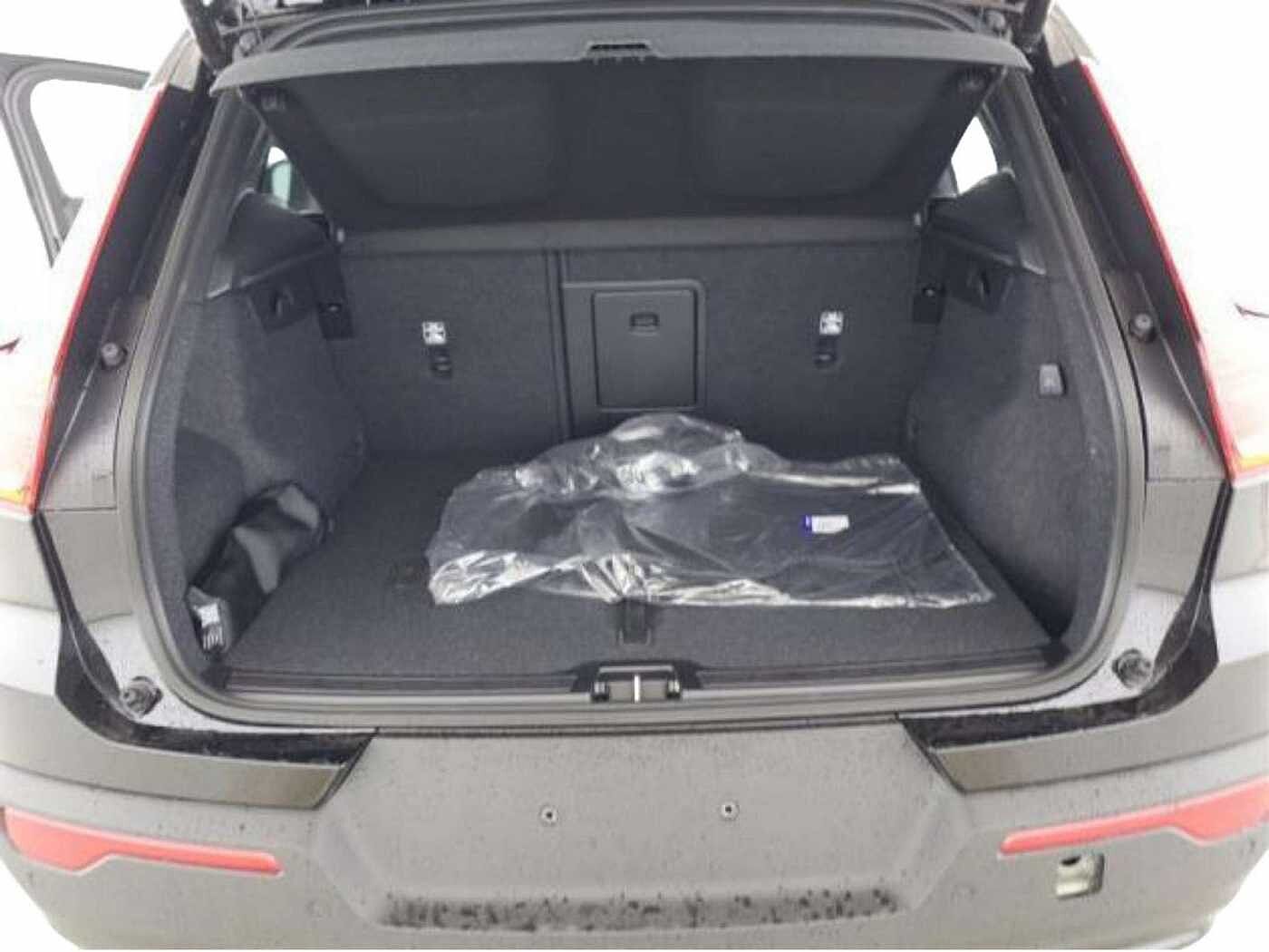 Volvo  2.0 Plus Dark 2WD