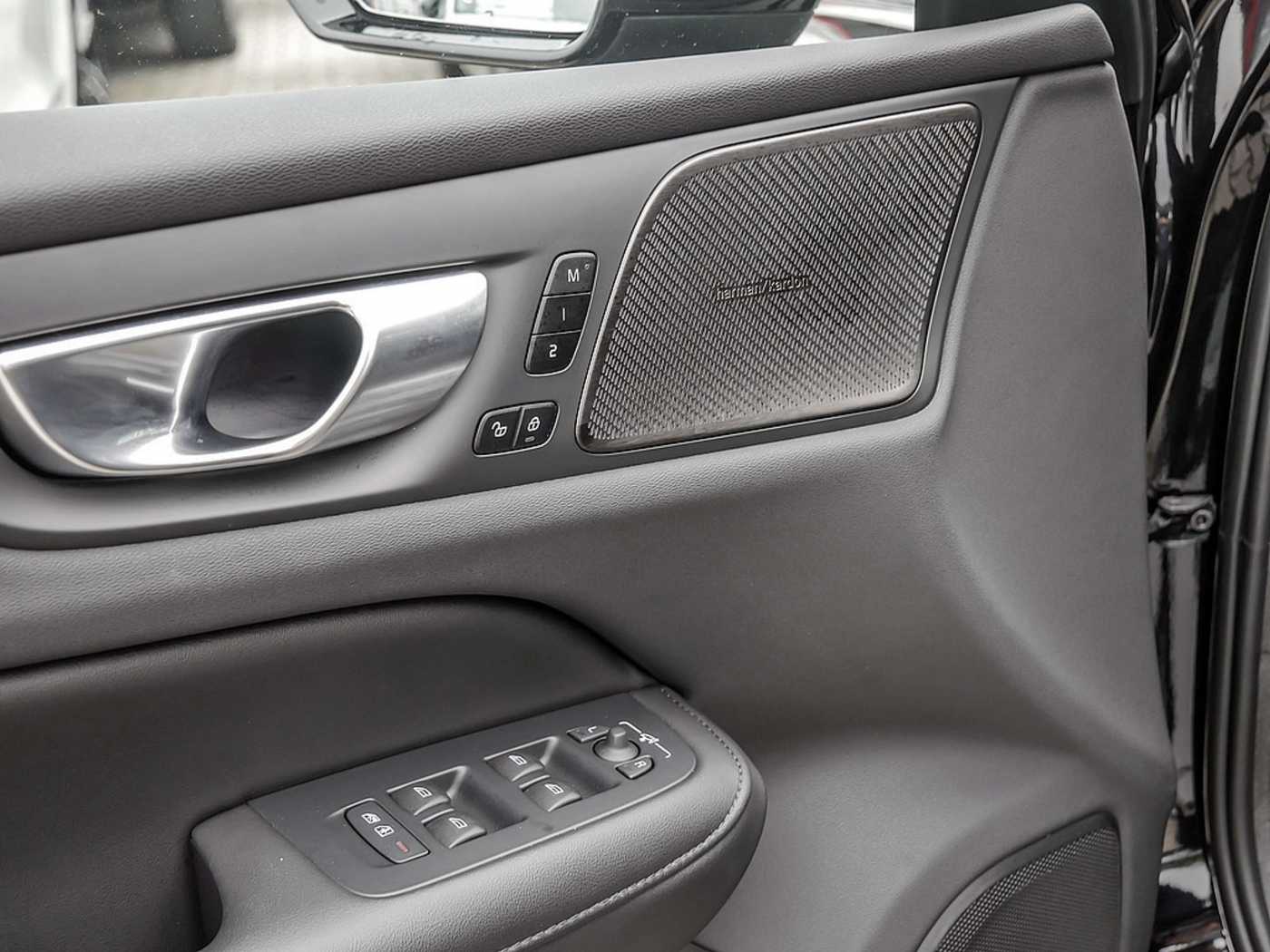 Volvo  T8 AWD Ultimate Dark AWD