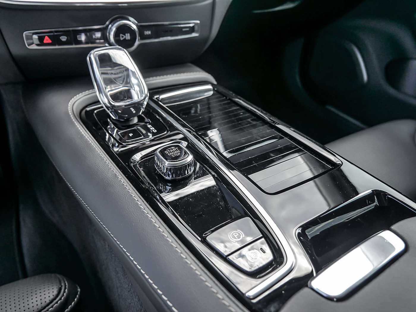 Volvo  Kombi 2.0 Plus Dark Recharge Plug-In Hybrid AWD
