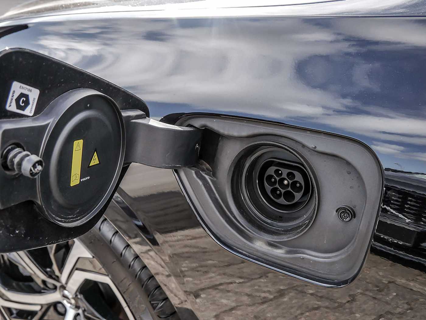 Volvo  T6 Recharge Plus Dark AWD