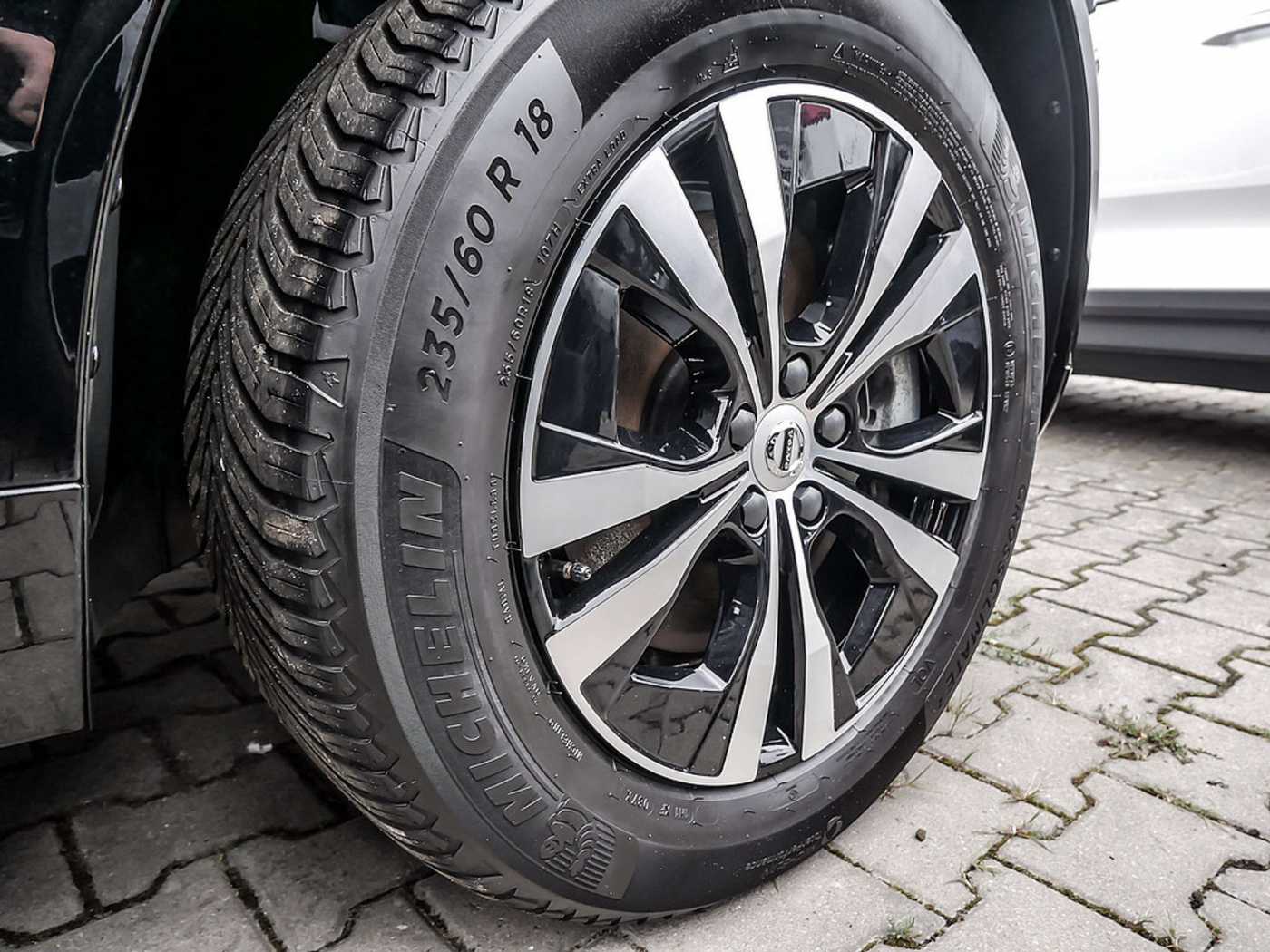 Volvo  2.0 Core Recharge Plug-In Hybrid AWD