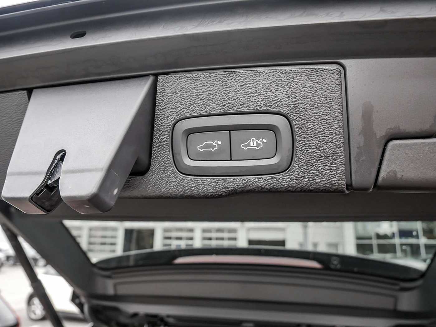 Volvo  2.0 Core Recharge Plug-In Hybrid AWD
