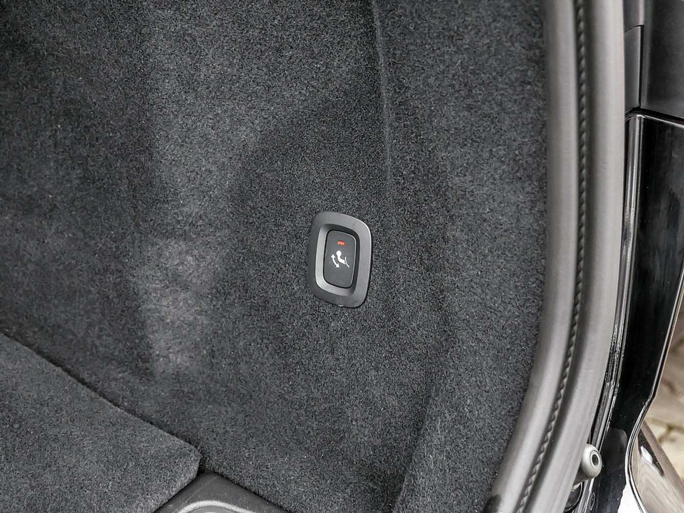 Volvo  2.0 Core Recharge Plug-In Hybrid AWD